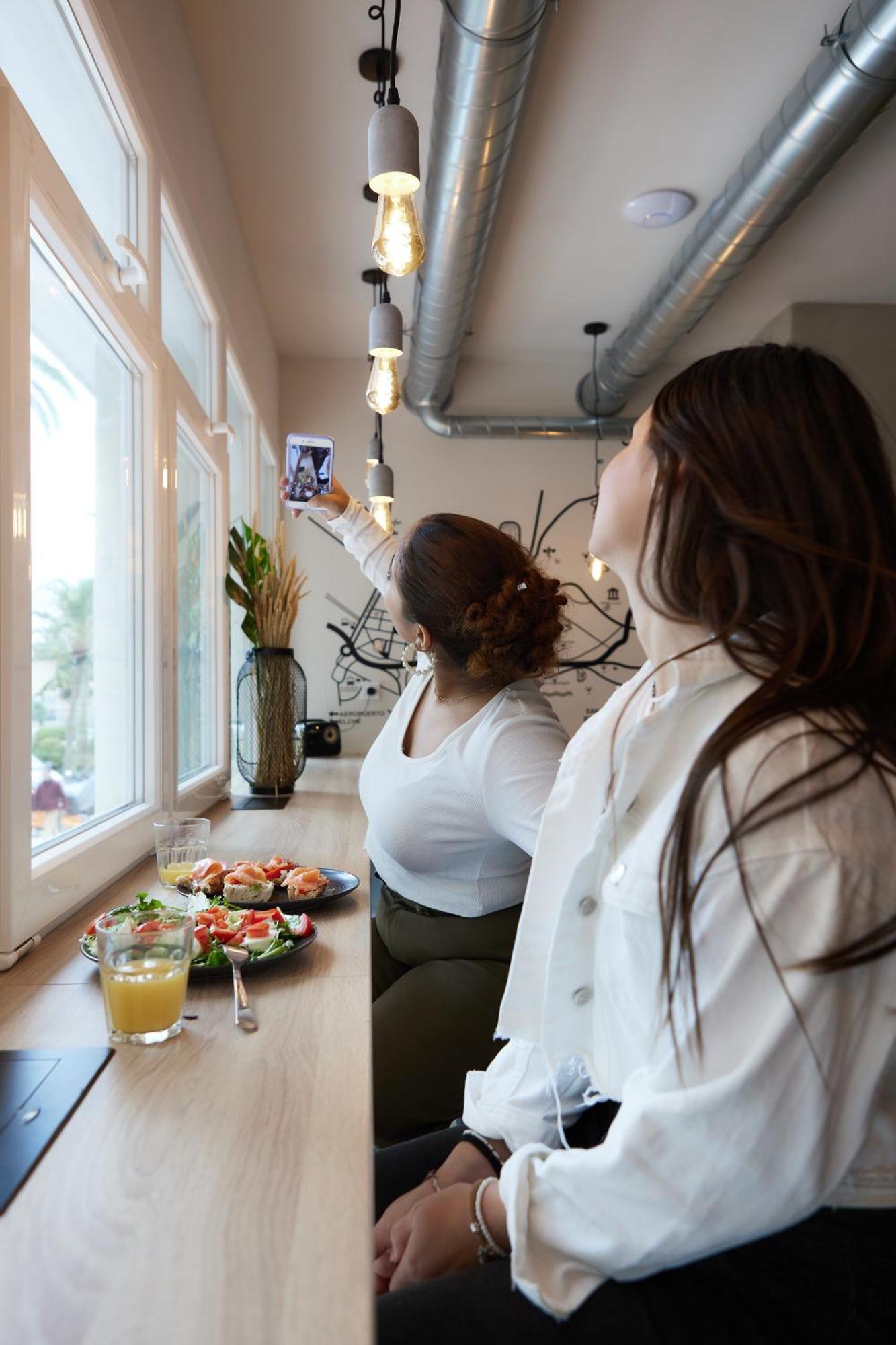 Hostel Dos Estaciones - Free Towels, Coffee & Tea, Remote Check-In Alicante Exterior photo
